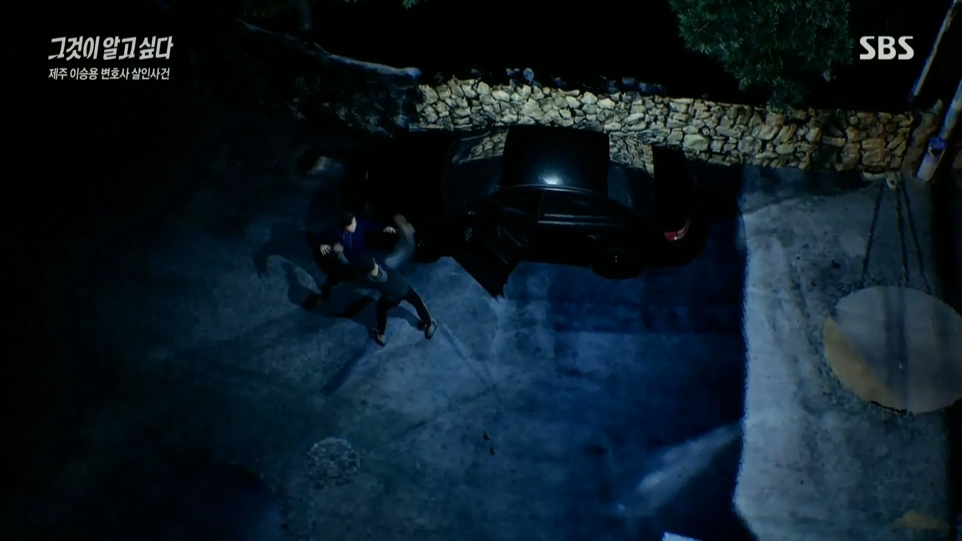 Overhead night reconstruction of a walled yard with a parked car and two figures in an altercation